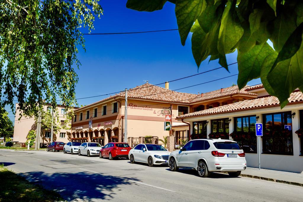 Corvin Pension And Restaurant Hotel Veľký Meder Exterior foto